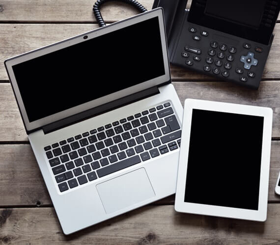 mesa com notebook, tablet e telefone
