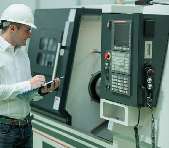 Engenheiro analisando equipamento de tecnologia