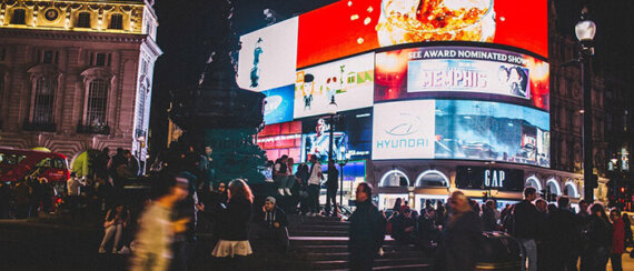 imagem desfocada da Times Square/NY, simbolizando o paradoxo da agilidade.