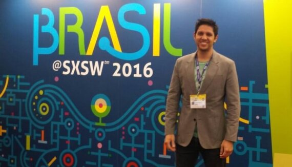 Calebe em pé, em frente ao painel do SxSW