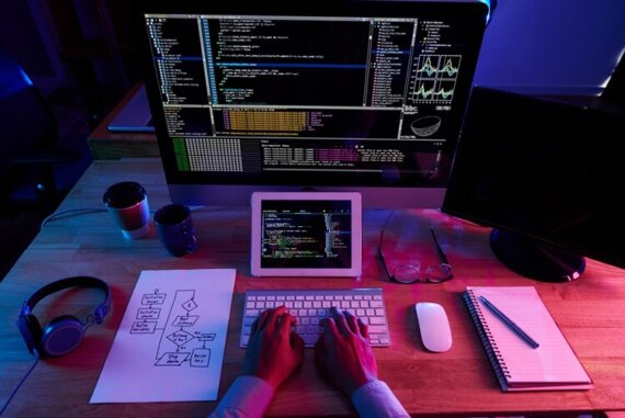 técnico com a mão no teclado programando sistema
