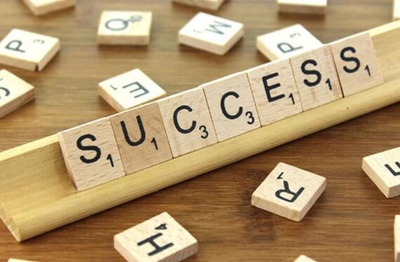 palavra sucess formado por peças de letras em madeira