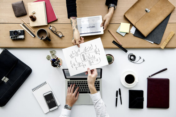 Uma marca pode parecer abstrata demais para ter um valor financeiro real. Afinal, os produtos e serviços oferecidos por um negócio são concretos, enquanto a marca é feita de ideias, conceitos e valores. No entanto, o valor de marca é um ativo intangível que pode corresponder a uma boa parte do valor da sua empresa. Para Google, Nike e Disney, por exemplo, o ativo da marca representa entre 40 e 50% do valor total do negócio. É por isso que faz diferença investir em uma boa construção de marca quando pensamos nos retornos financeiros a longo prazo. No nosso blog, explicamos como você pode criar e gerenciar o orçamento da sua marca.