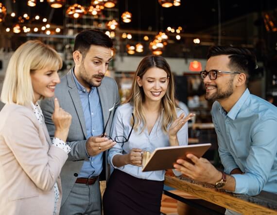 grupo de amigos que tenta se comunicar analisando um tablet