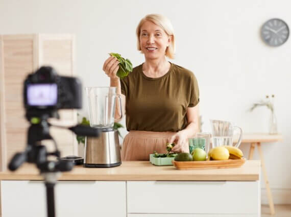 Dicas para fazer um curso on-line: mulher gravando uma aula de culinária