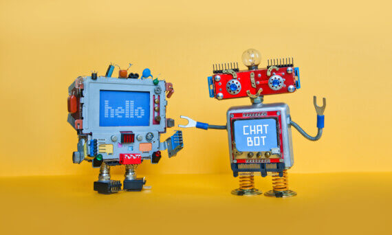 robozinhos com telas contendo textos dizendo hello e chatbot