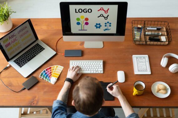 Imagem mostra menino em frente ao computador estudando ações de brand equity.