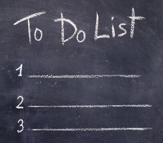 Quadro negro escrito To Do List e uma numeração que vai do 1 ao 3. Fazendo alusão a lista do design criteria.